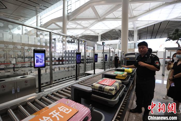 （高質(zhì)量發(fā)展調(diào)研行）探訪海口美蘭國際機(jī)場封關(guān)運(yùn)作項目：將實(shí)現(xiàn)旅客“無感通關(guān)”