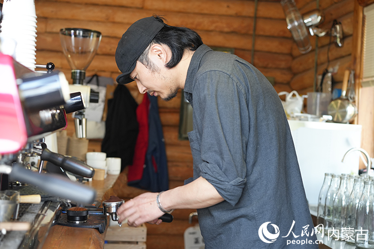 喻曉在小木屋中制作咖啡。人民網記者 李睿攝