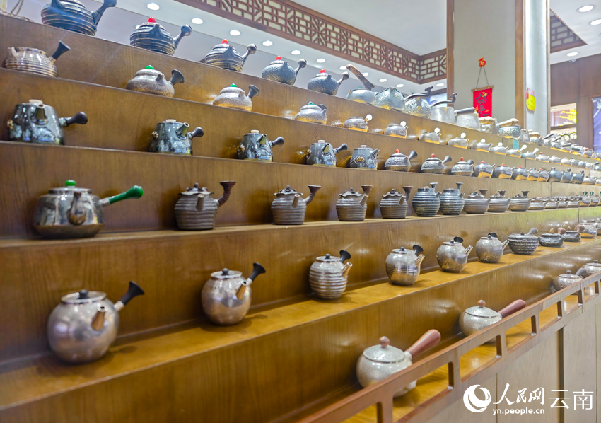 8新華村一家銀器店里的各類銀器。人民網(wǎng)記者 符皓攝