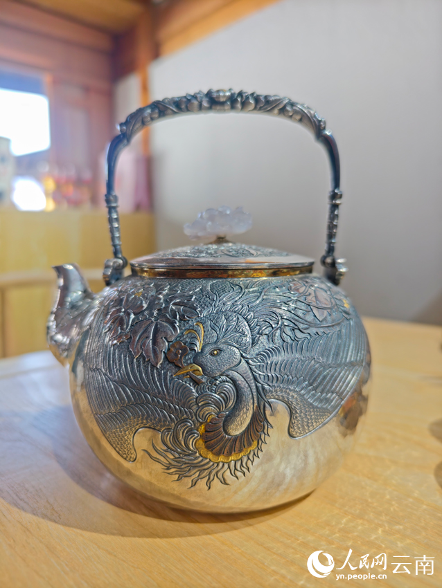 李耀華制作的銀壺。人民網(wǎng)記者 符皓攝