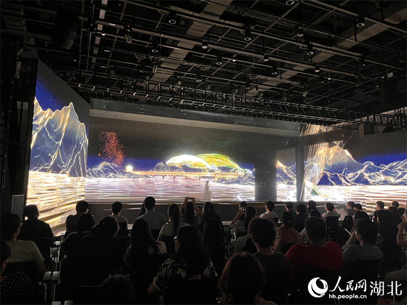 武漢長(zhǎng)江大橋、黃鶴樓、江豚等充滿(mǎn)荊楚元素畫(huà)面呈現(xiàn)眼前。人民網(wǎng)記者 張雋攝