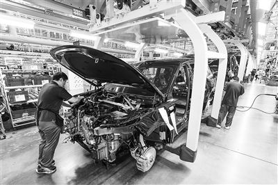 某新能源汽車智能制造基地總裝車間，工作人員正在工作。新華社記者 李博 攝