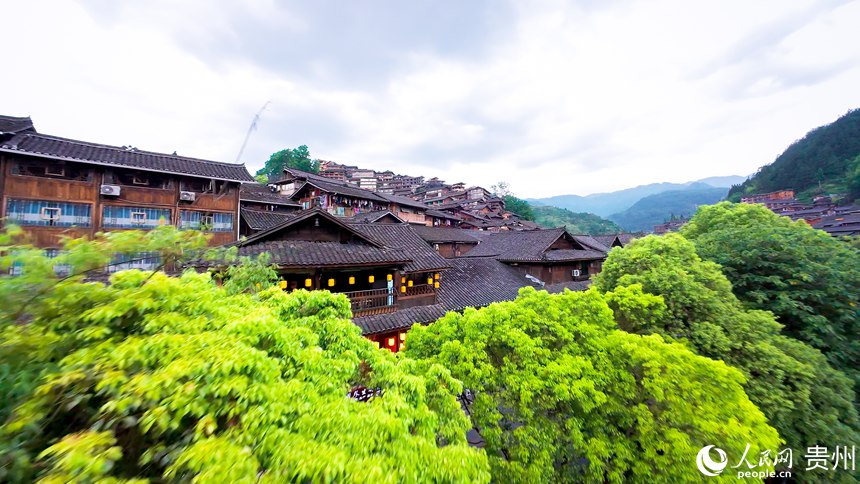 6 穿越機(jī)視角下的西江千戶苗寨。人民網(wǎng)記者 涂敏 攝