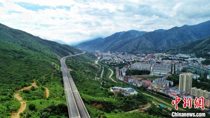 圖為航拍元江至蔓耗高速公路紅河段。云南建投集團(tuán)供圖