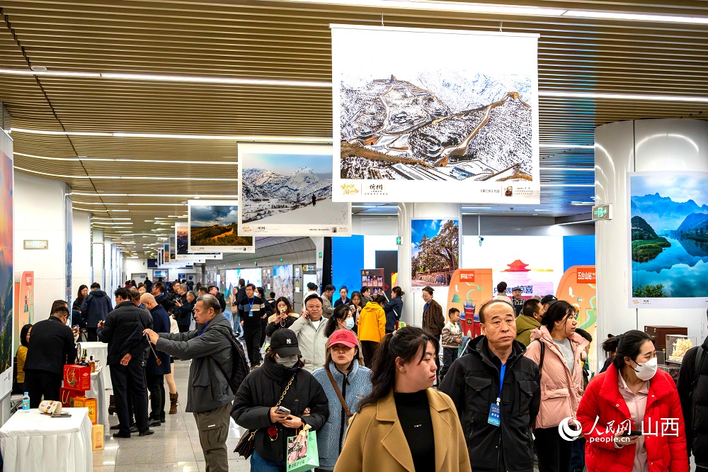 “相約忻州·盡享冬韻”暨“乘地鐵游山西”主題攝影展（忻州）在太原地鐵長(zhǎng)風(fēng)街站啟幕。