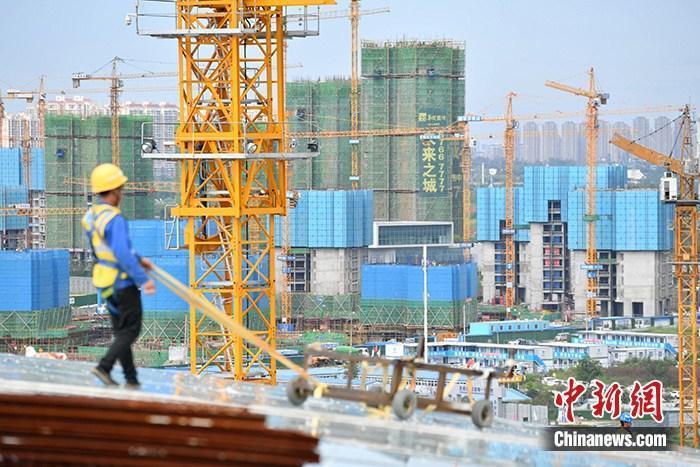 資料圖：一在建樓盤工地工人正在忙碌。 <a target='_blank' href='/'>中新社</a>記者 張浪 攝