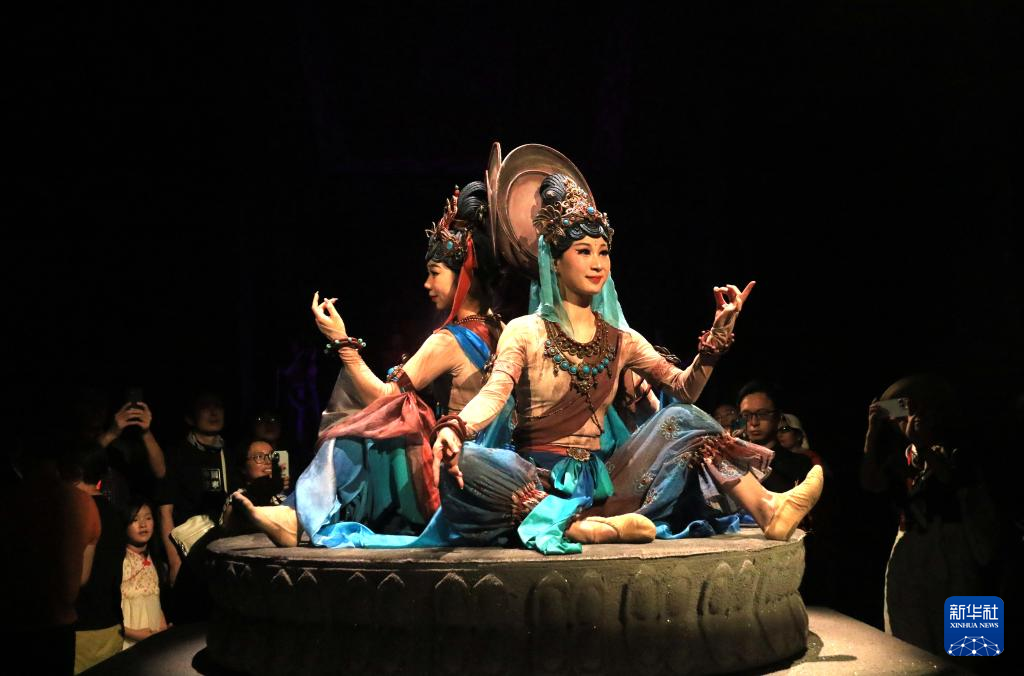 8月5日晚，游客在甘肅省敦煌市觀看大型洞窟式沉浸體驗(yàn)劇《樂動(dòng)敦煌》。 新華社發(fā)（張曉亮 攝）