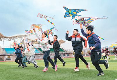 3月18日，江蘇省海安市南屏小學(xué)的孩子們在操場上放風(fēng)箏，感受春天的氣息。翟慧勇攝（人民視覺）