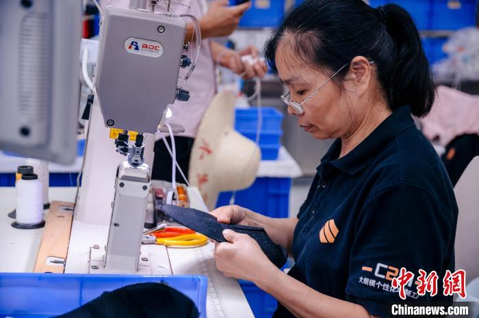 圖為員工在生產(chǎn)線工作?！±钅宪?攝