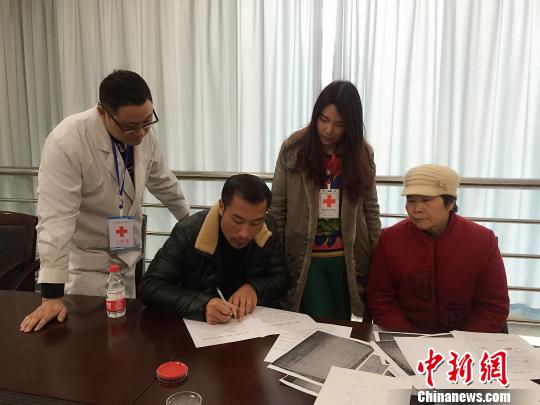 小月的父親和奶奶填寫遺體和器官捐獻(xiàn)志愿書。重慶紅會供圖