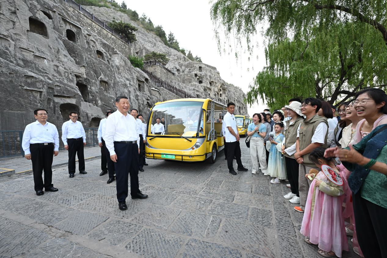 5月19日,習(xí)近平在洛陽(yáng)龍門(mén)石窟考察時(shí),同游客親切交流。 5月19日,習(xí)近平在洛陽(yáng)龍門(mén)石窟考察時(shí),同游客親切交流。