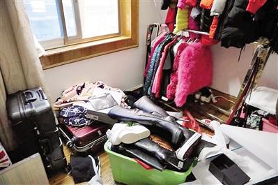 警方在犯罪嫌疑人住所查獲贓物。