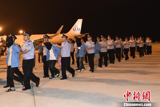 警方從柬埔寨押解122名特大跨境電信詐騙案嫌犯回蓉