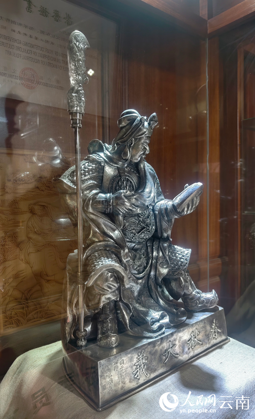 5寸發(fā)標(biāo)制作的關(guān)公像。人民網(wǎng)記者 符皓攝