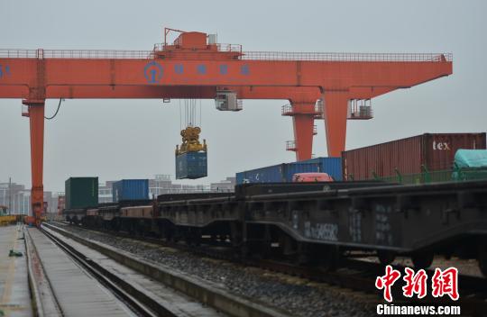 圖為：中歐班列吊裝?！⊥鮿?攝