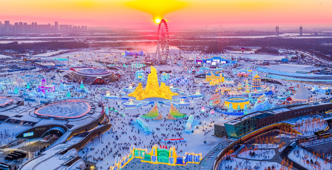 哈爾濱冰雪大世界迎來(lái)“開(kāi)門(mén)紅”。人民網(wǎng)記者 蘇靖剛攝