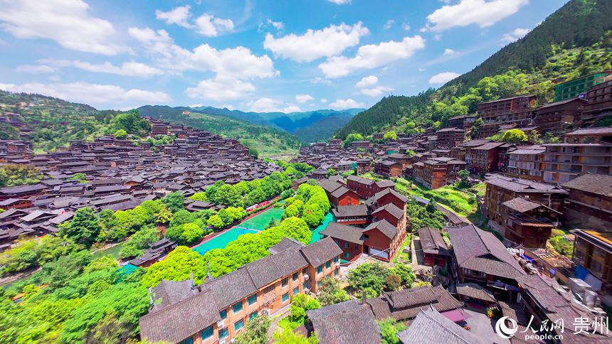 1 穿越機(jī)視角下的西江千戶苗寨。人民網(wǎng)記者 涂敏 攝
