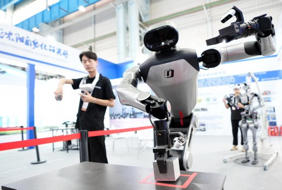 9月5日,在沈陽的2025全球工業(yè)互聯(lián)網(wǎng)大會的展覽區(qū)現(xiàn)場,中國科學(xué)院沈陽自動化研究所的機(jī)器人工程師在調(diào)試具身智能操作系統(tǒng)。新華社記者 李鋼 攝