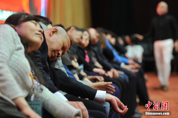 資料圖：民眾在專業(yè)催眠師的引導(dǎo)下睡覺，釋放壓力。<a target='_blank' href='/'>中新社</a>發(fā) 韋亮 攝