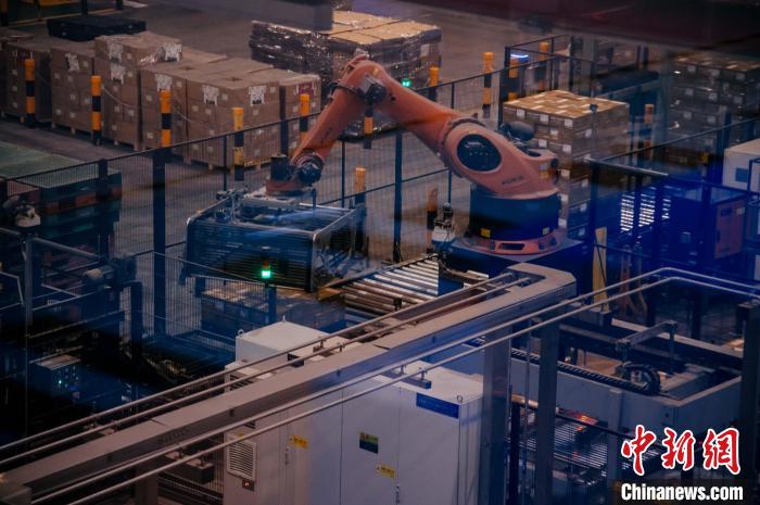 百威雪津啤酒莆田基地釀造幾乎都由自動化生產(chǎn)線完成，年產(chǎn)能達(dá)200萬噸。　李南軒 攝