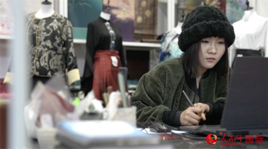 1月23日，在山東省菏澤市曹縣有愛云倉直播基地，張子晨正在設計漢服。 人民網(wǎng)記者 袁蒙攝