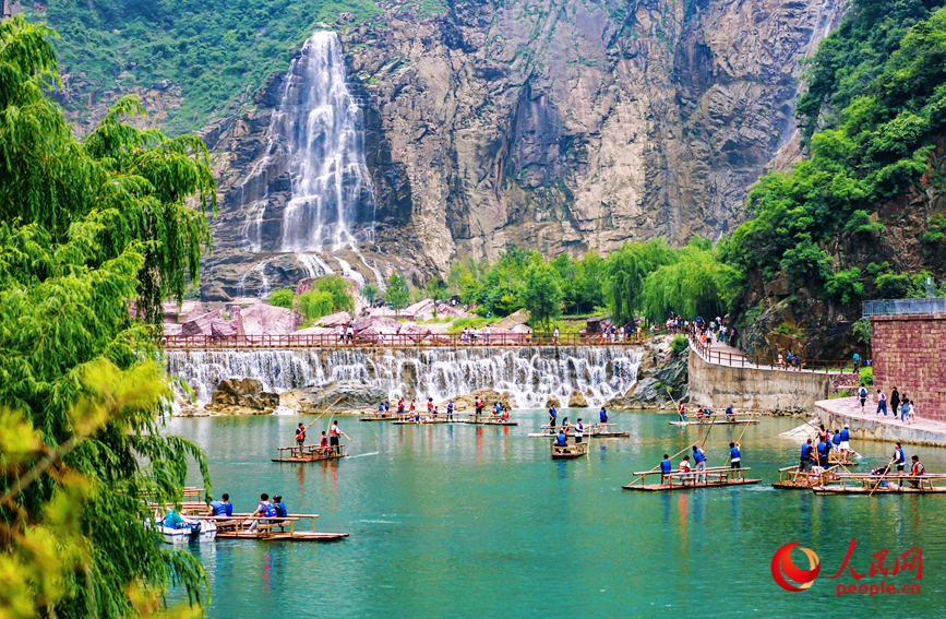 泛舟水上，成為酷熱夏季的一個避暑良方。人民網(wǎng)記者 王佩攝