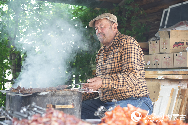 孫金花家庭小院內，正在烤制肉串。人民網記者 李睿攝