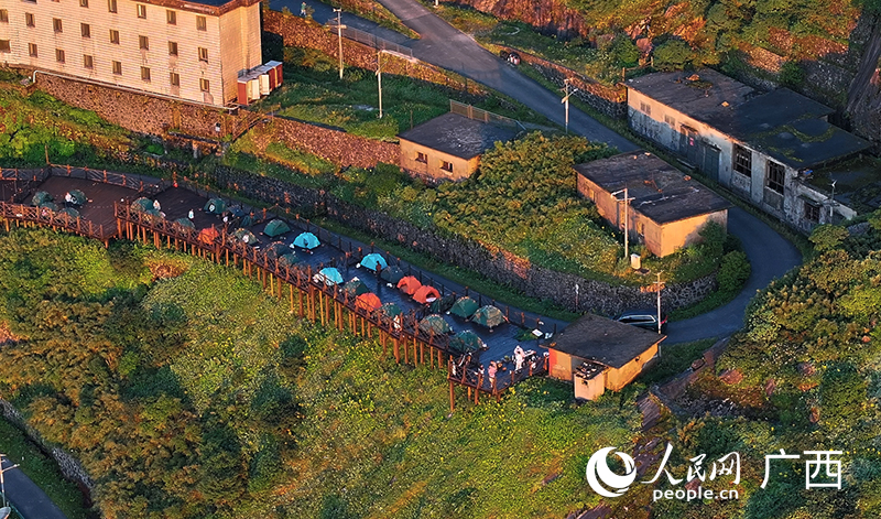 山頂露營區(qū)。人民網(wǎng) 雷琦竣攝