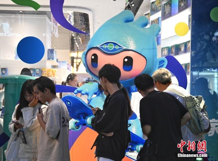 資料圖：9月23日，杭州第19屆亞運(yùn)會(huì)開(kāi)幕式在浙江杭州奧體中心體育場(chǎng)舉行。圖為游人在亞運(yùn)特許商品店外排隊(duì)購(gòu)物。<a target='_blank' href='/'>中新社</a>記者 王剛 攝