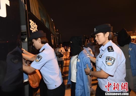 犯罪嫌疑人被押上押解車(chē)?！“苍?攝