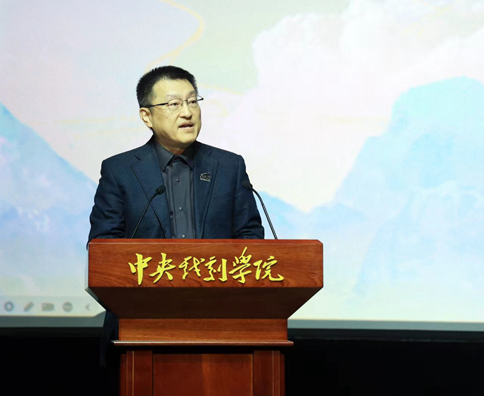 中央戲劇學(xué)院黨委書記徐永勝致辭。來(lái)源：主辦方供圖 