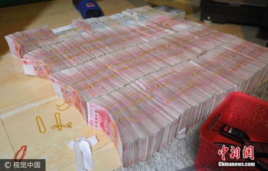 廣西南寧警方8月21日通報(bào)，當(dāng)?shù)亟粘晒善粕姘附痤~15.19億元人民幣的特大傳銷案件。圖為當(dāng)場繳獲的成捆現(xiàn)金。圖片來源：視覺中國