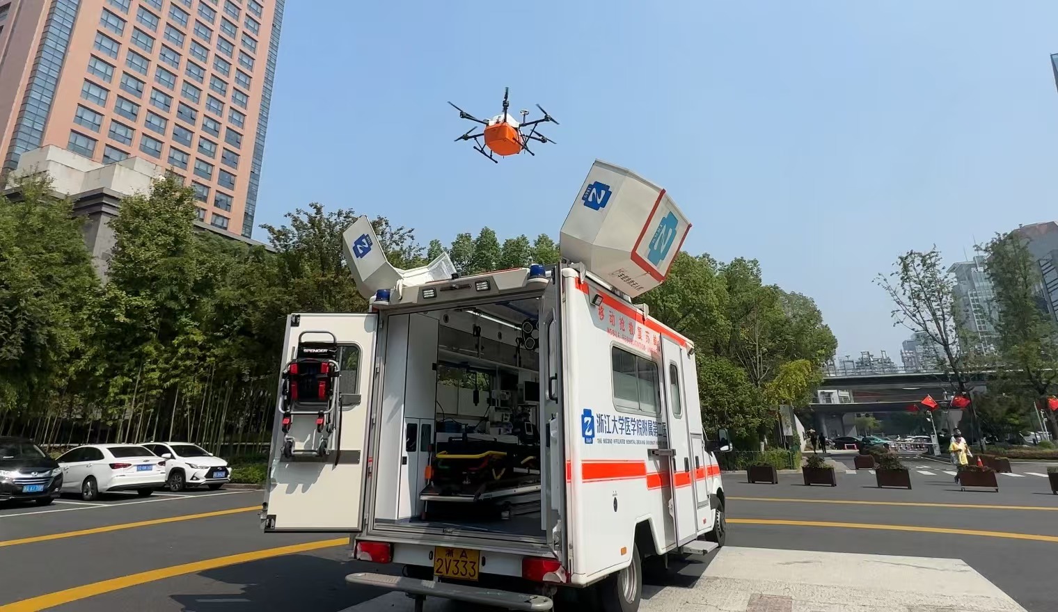 浙江大學(xué)醫(yī)學(xué)院附屬第二醫(yī)院5G急救車搭載的無人機正在起飛。人民網(wǎng)記者 申佳平攝