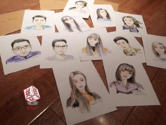 像不像？大學(xué)老師為全班畢業(yè)生畫肖像