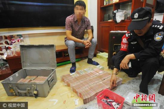 廣西南寧警方8月21日通報(bào)，當(dāng)?shù)亟粘晒善粕姘附痤~15.19億元人民幣的特大傳銷案件。圖為當(dāng)場繳獲的成捆現(xiàn)金。 圖片來源：視覺中國