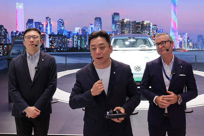 11月17日，上汽大眾汽車有限公司銷售與市場執(zhí)行副總經(jīng)理、上海上汽大眾汽車銷售有限公司總經(jīng)理俞經(jīng)民(中間)參加廣州車展展臺活動。 上汽大眾 供圖