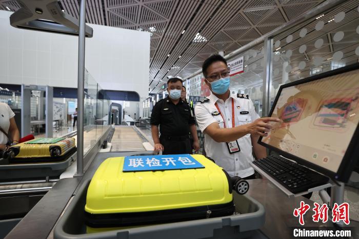 6月25日，在?？诿捞m國際機(jī)場T2航站樓，工作人員對完成改造的設(shè)備進(jìn)行模擬測試?！∈Y啟明 攝