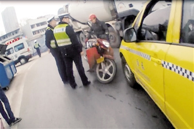 交巡警發(fā)現(xiàn)張師傅還是酒駕。 本報記者 甘俠義 攝