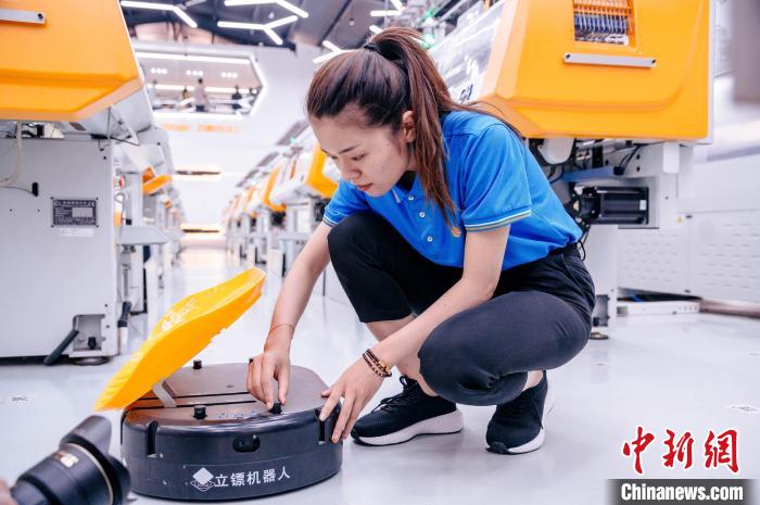 圖為員工在調(diào)試AGV搬運機(jī)器人?！±钅宪?攝