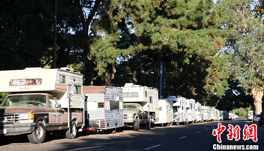 當(dāng)?shù)貢r(shí)間7月30日，美國(guó)硅谷山景城克里山托大道停靠的房車。越來(lái)越多的工薪階層無(wú)力負(fù)擔(dān)房租，選擇住在房車?yán)铩?lt;a target='_blank'  _fcksavedurl='http://www.chinanews.com/'></table>中新社</a>記者 劉丹 攝