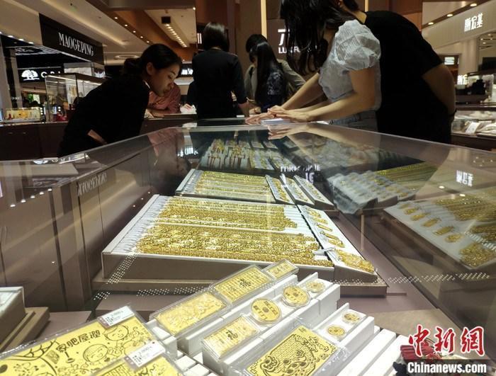 資料圖：民眾在商場(chǎng)購買黃金飾品。 <a target='_blank' href='/'>中新社</a>記者 呂明 攝