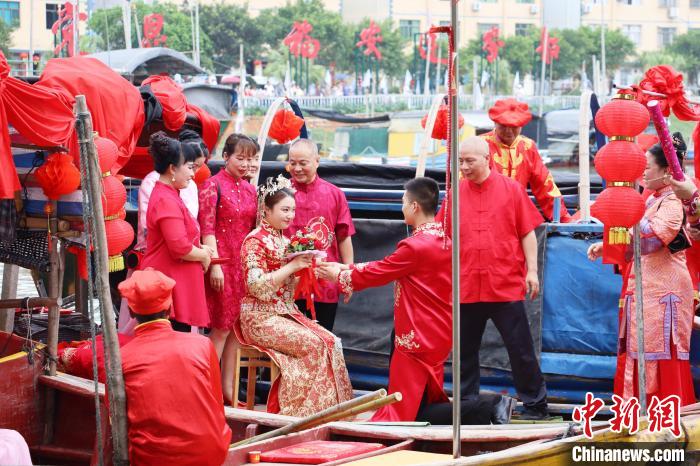 連家船民婚俗秀之迎親禮和成親禮。　林榕生 攝