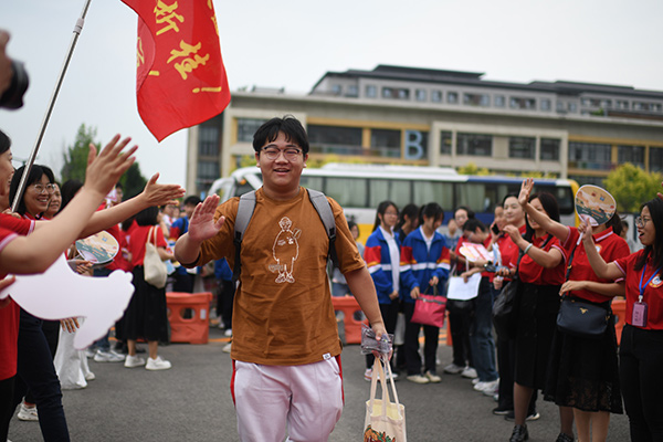 6月7日,在北京市人大附中通州校區(qū)考點(diǎn),考生與送考老師擊掌加油。人民網(wǎng)記者 翁奇羽攝