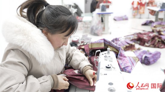 1月24日，在山東省菏澤市曹縣大集鎮(zhèn)云牧服飾有限公司，高燕正在縫制馬面裙。 人民網(wǎng)記者 袁蒙攝