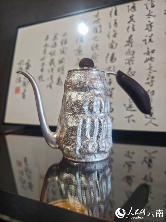 李杰加工制作的銀壺。人民網(wǎng)記者 符皓攝