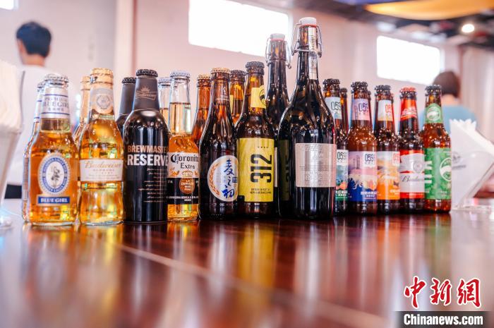 莆田基地主要生產(chǎn)全球旗艦品牌百威、科羅娜、貝克等啤酒，并生產(chǎn)雪津啤酒、雪山啤酒、藍(lán)妹啤酒等?！±钅宪?攝