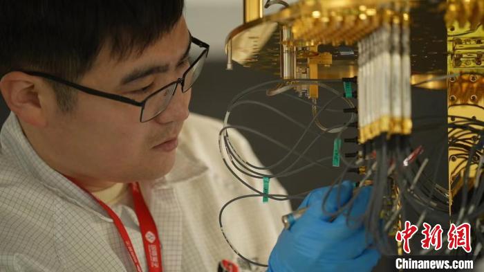 科研人員正在組裝超導(dǎo)量子計算機(jī)。