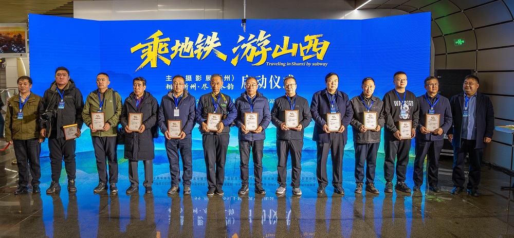 活動(dòng)為參展攝影家頒發(fā)入展證書。