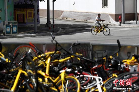 上?，F(xiàn)共享單車“墳墓” 堆積如山場面壯觀。 張亨偉 攝