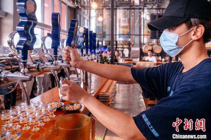 圖為百威雪津啤酒莆田基地工作人員正在打酒?！±钅宪?攝